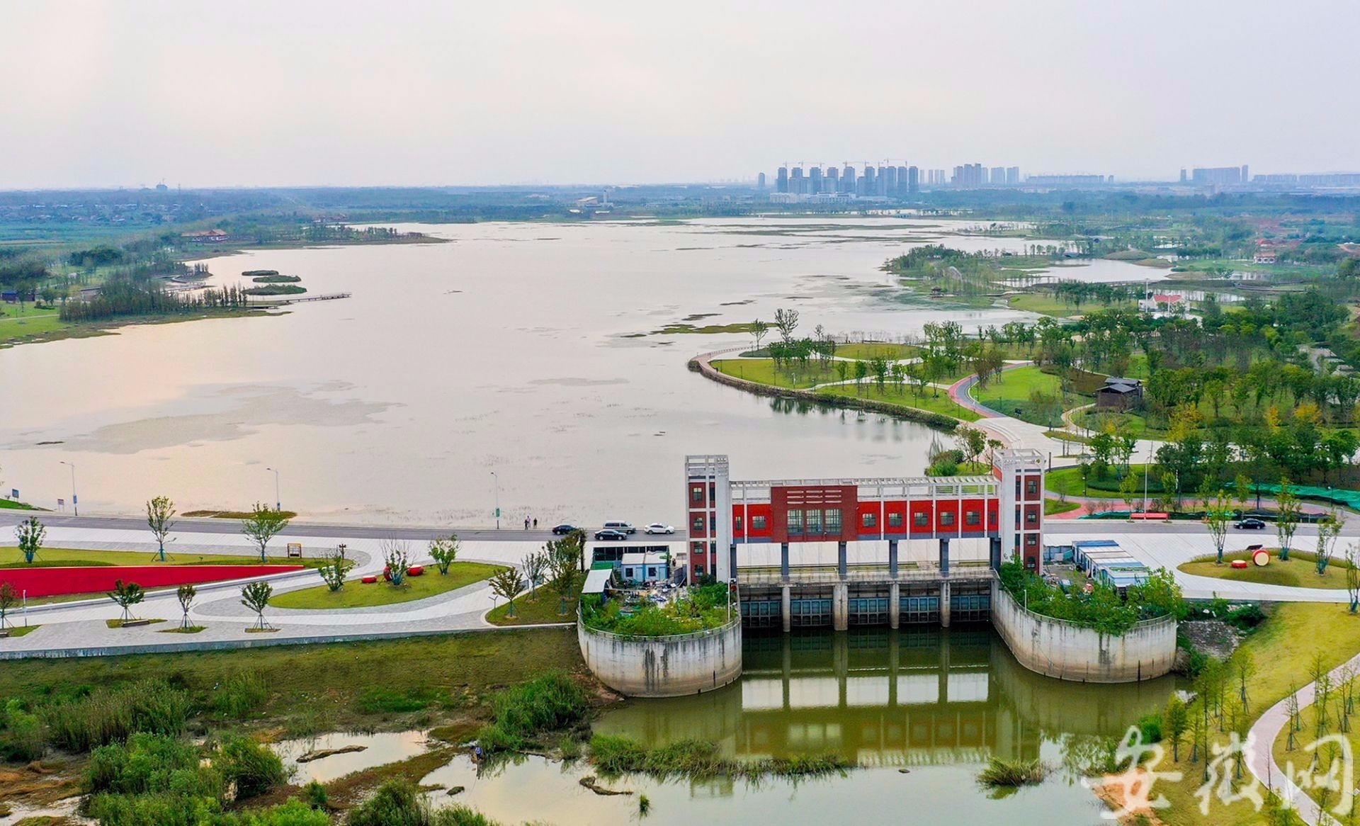 滁河赵桥闸不仅可以调控水位,还成了城市一景.