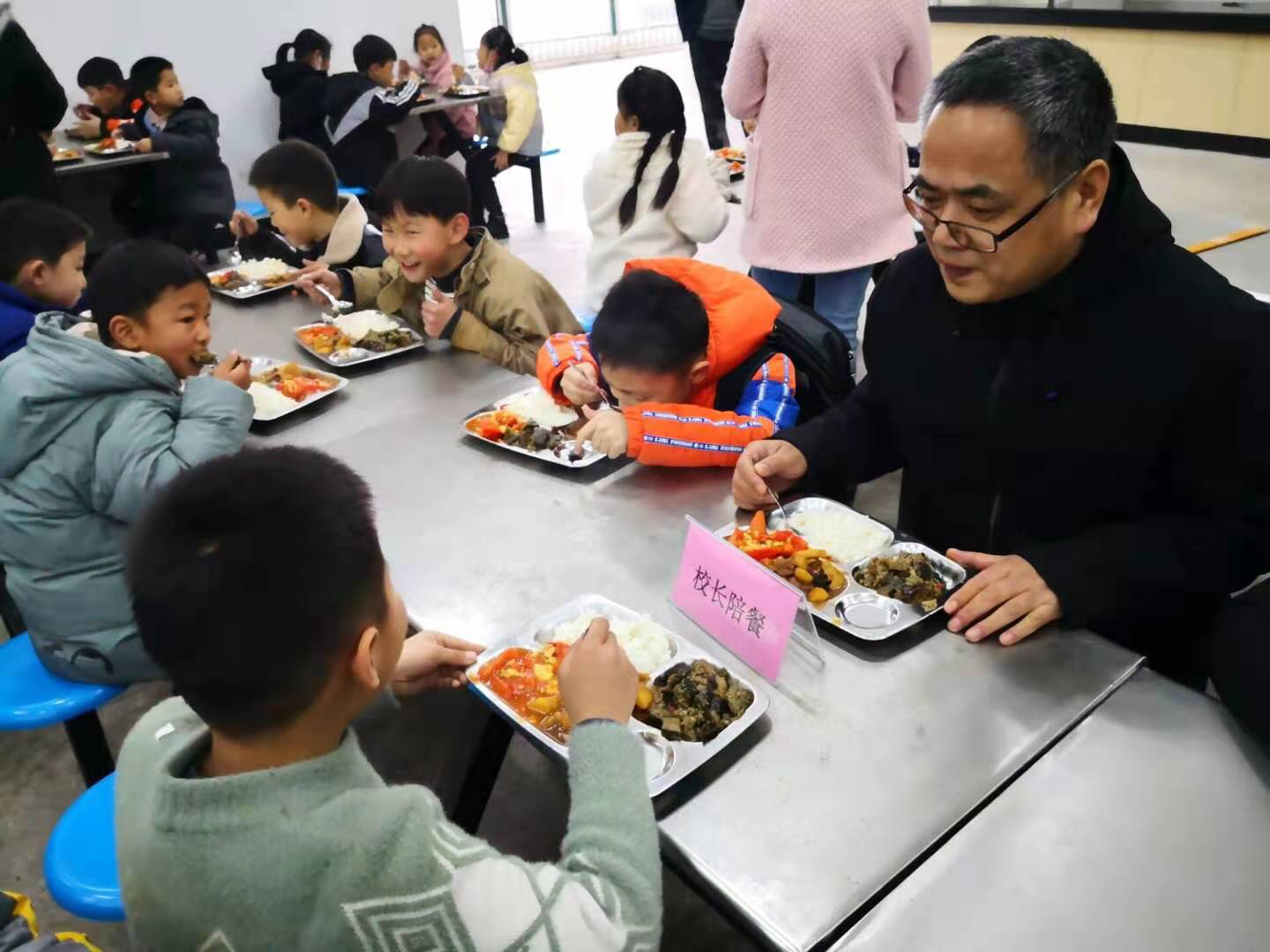 芜湖:校长陪餐 让学生吃上放心午餐