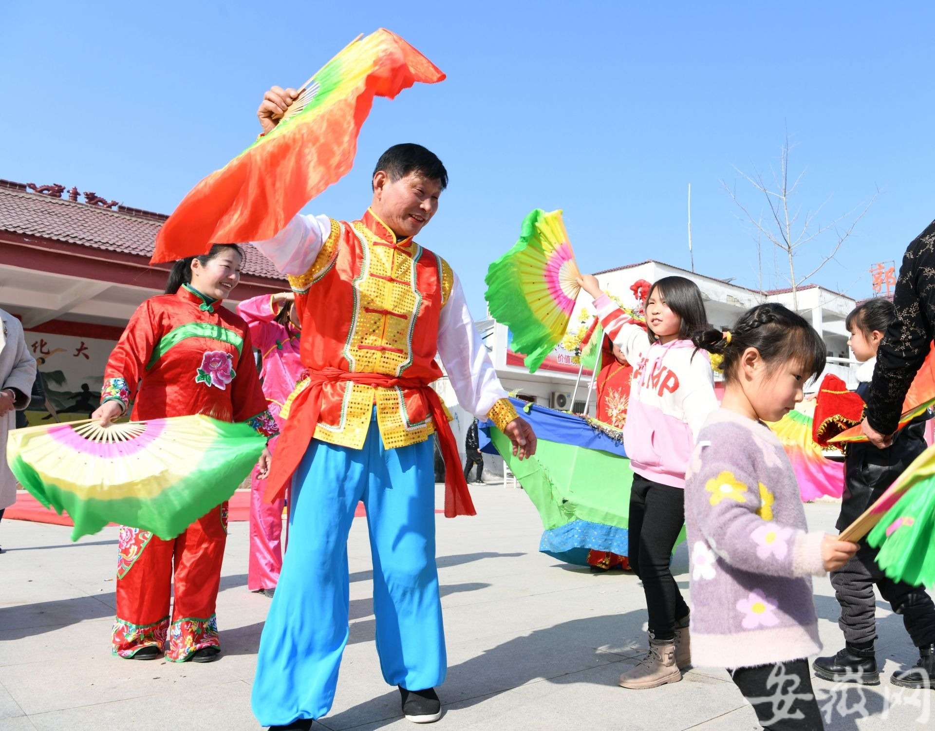 花鼓灯舞狮子 淮南凤台村民自编自演民俗迎新年(组图)_安徽网