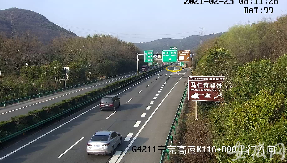 中发现,上午8点10分,一辆小车开过了宁芜高速上行线繁昌出口约200米后