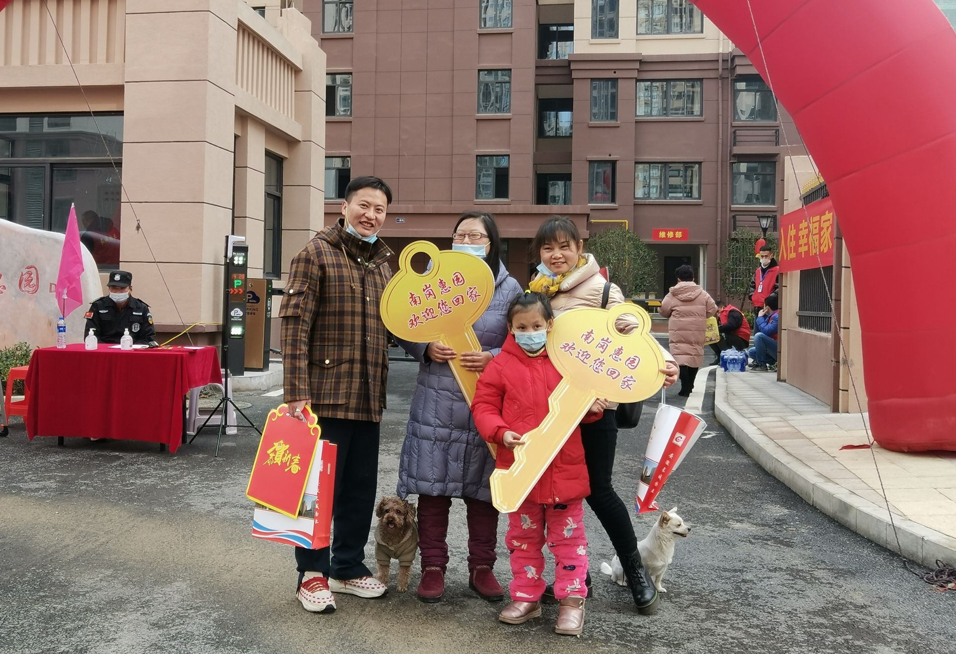 "陆勤贵是鸡鸣村村民,2月1日一大早,他就跟家里人来到了南岗惠园外的
