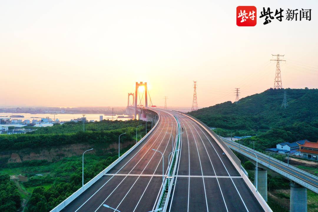 五峰山长江大桥南北公路接线开通纪念跑厉害了全国首条未来高速竟是