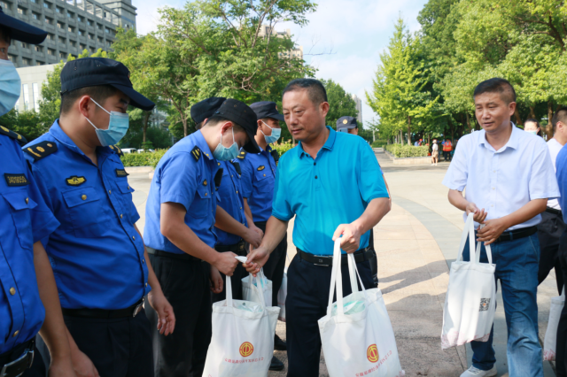 受党工委,管委会主要负责人委托,王时年对广大城管执