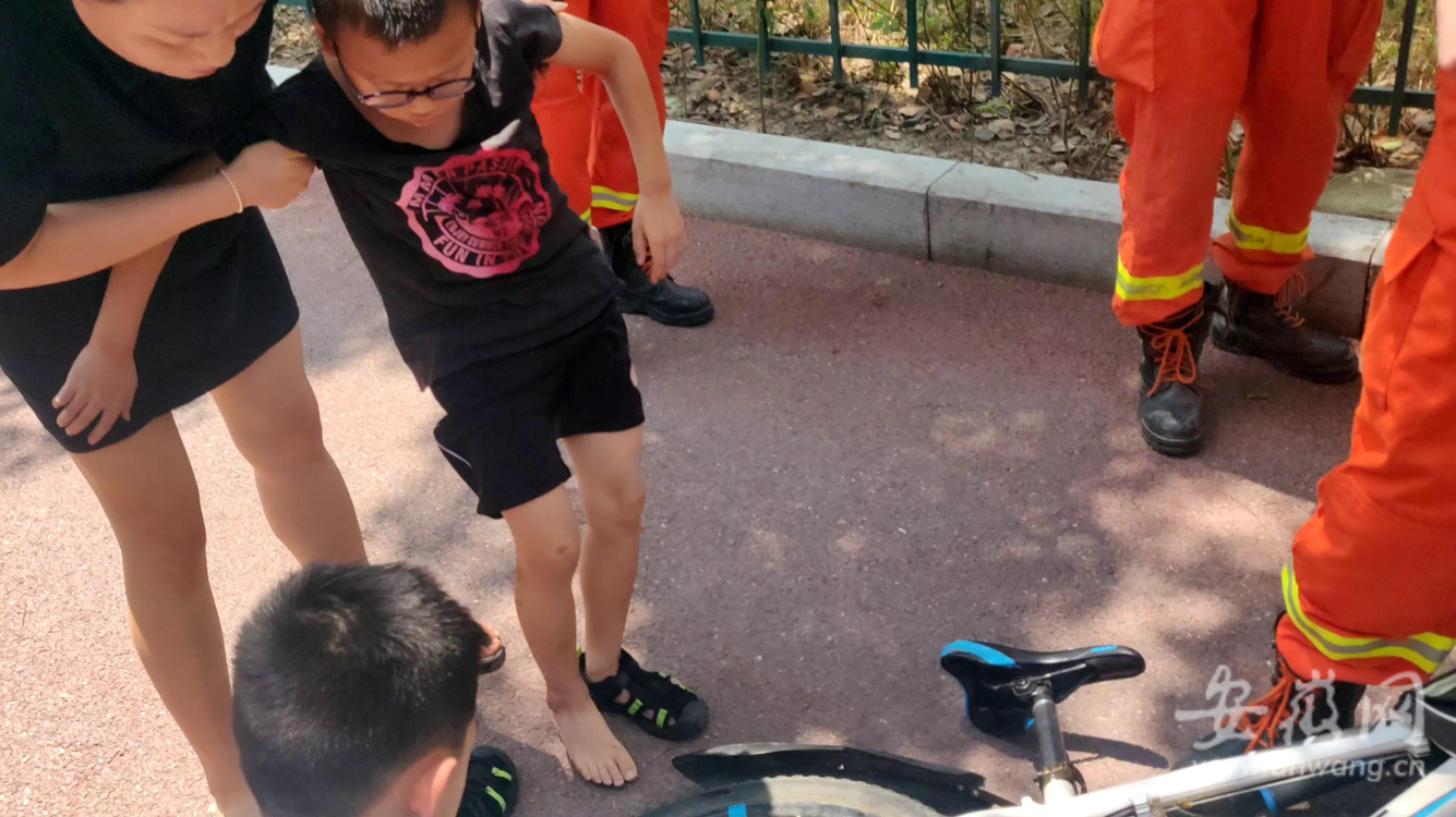七岁男孩骑自行车脚被卡后轮同行小伙伴急忙求助