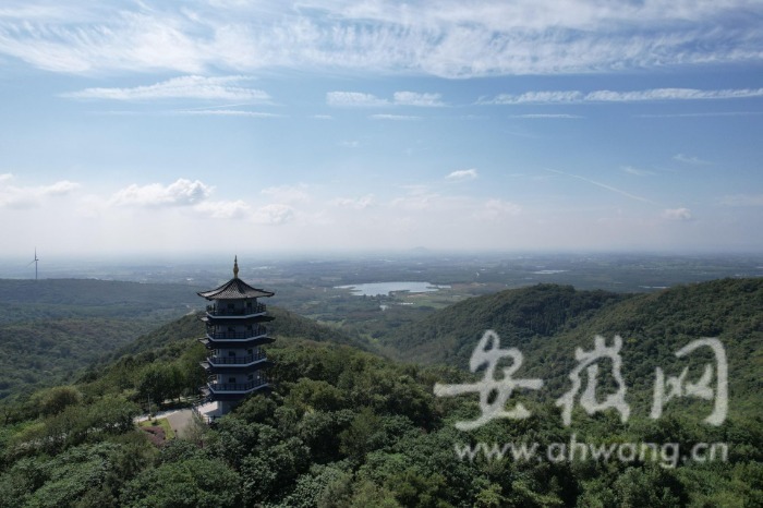 娘娘顶矗立于全椒县龙山风景区龙山寺东两公里处,是龙山的主峰,海拔