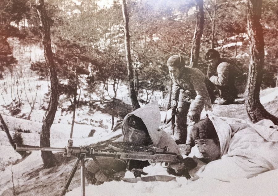 抗美援朝老兵展出45幅战地照片再现长津湖战役