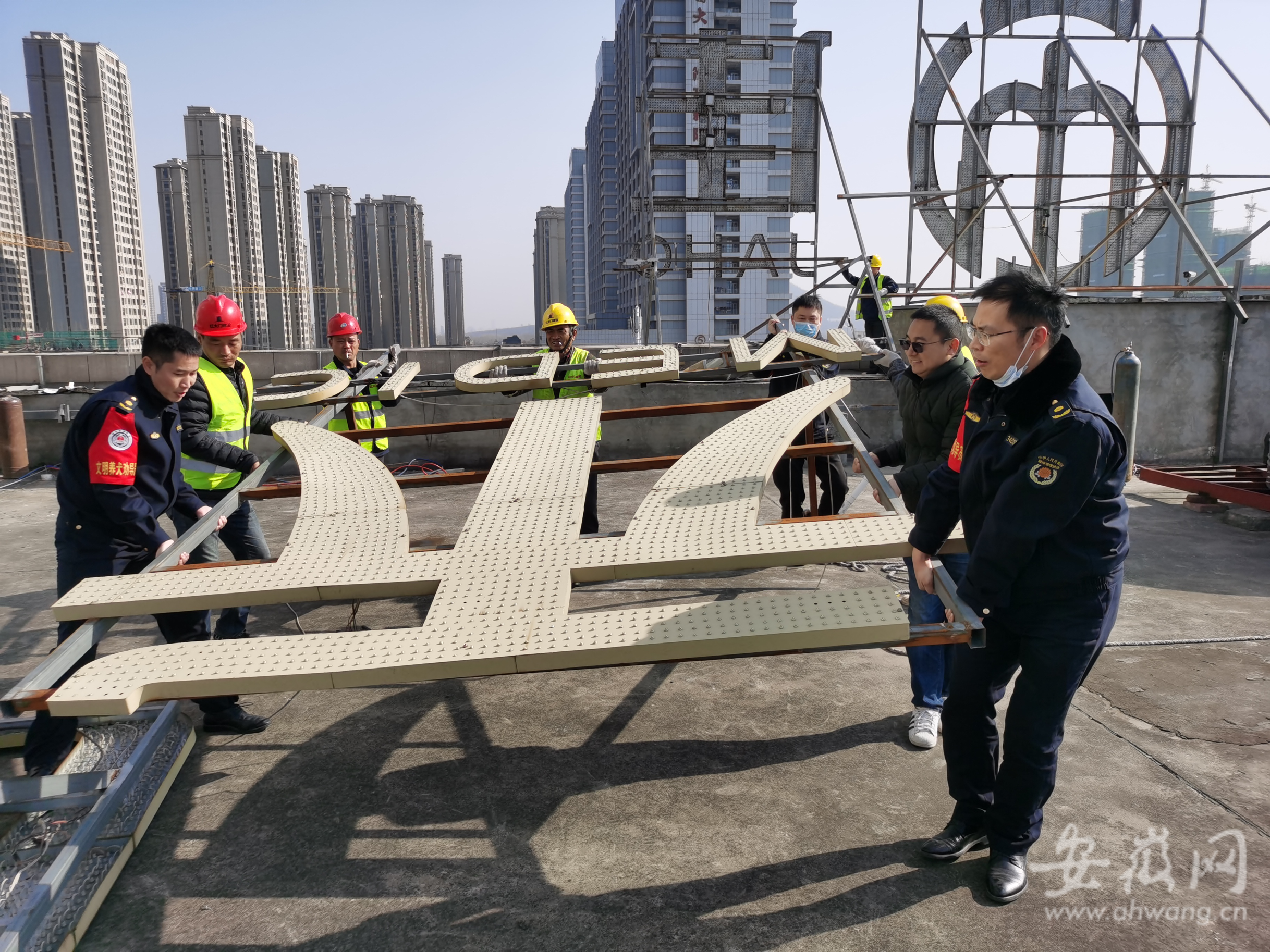 澳门威尼克斯人合肥高新区检查加固户外广告牌迎战雨雪天气