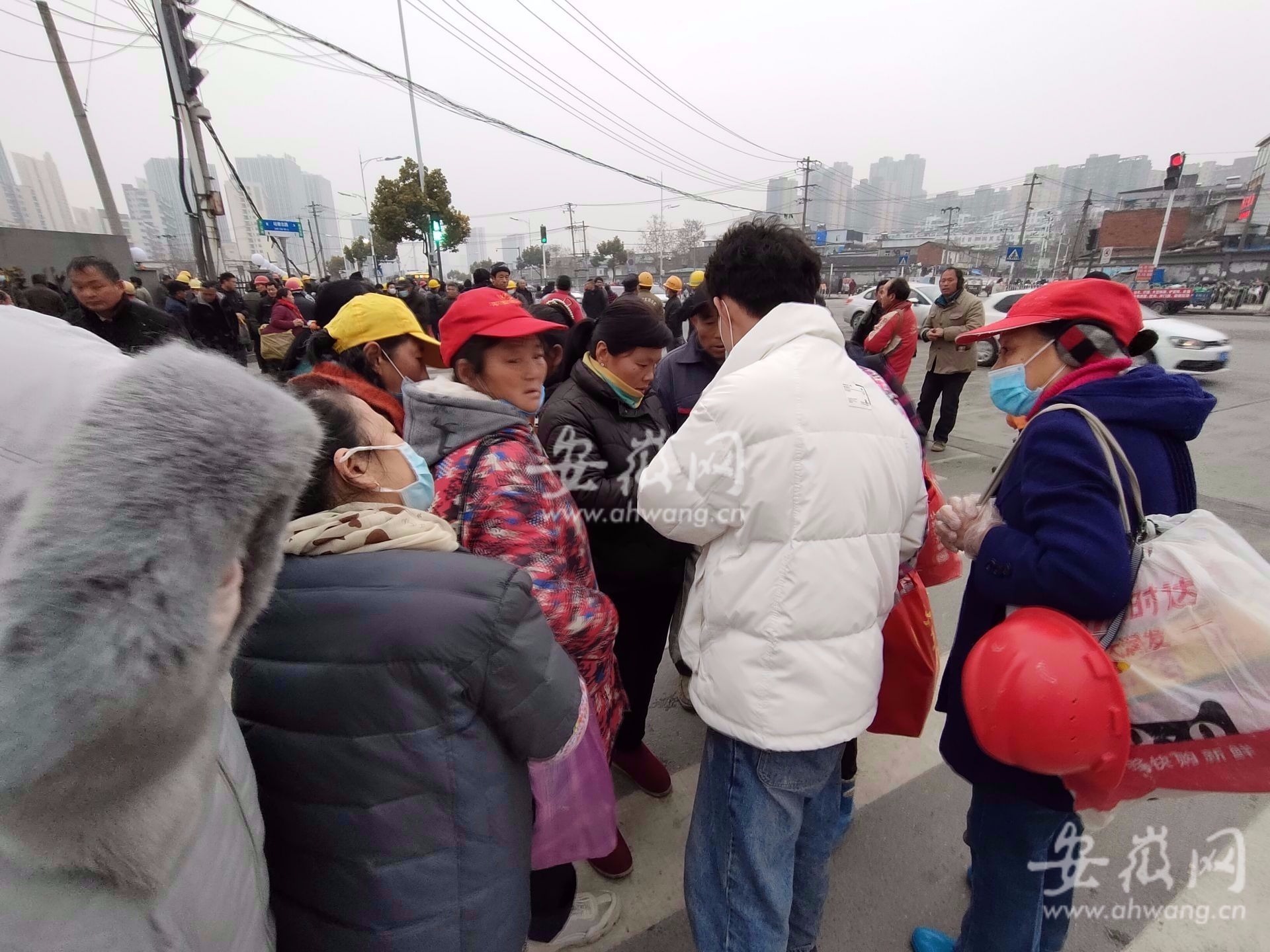 万博ManBetX网页版记者探访合肥站塘马路劳务市场：凌晨4点多就有几百人来找活(图4)