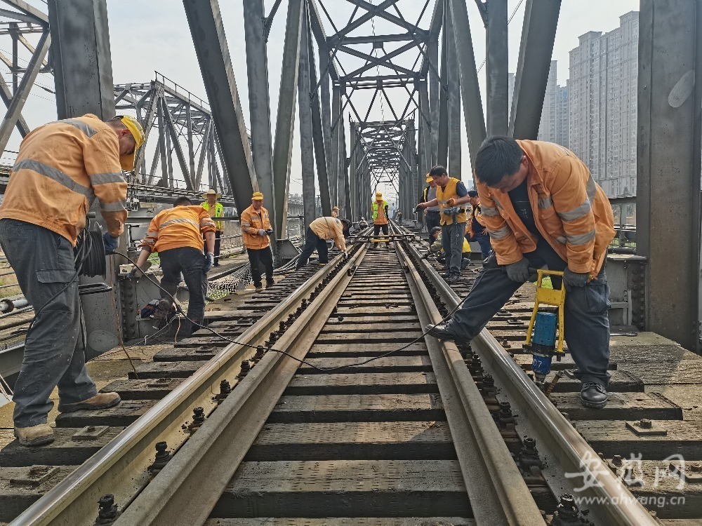 蚌埠百年淮河铁路桥圆满完成明桥面大修