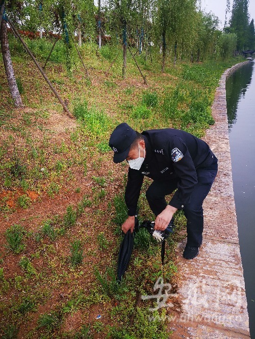 当天上午9时许,淮南市公安局辅警支队政委谢培德和民警孙洋在寿县县城