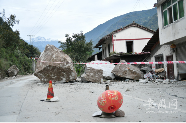 直击四川泸定地震村民讲述山石直接飞进家里二楼