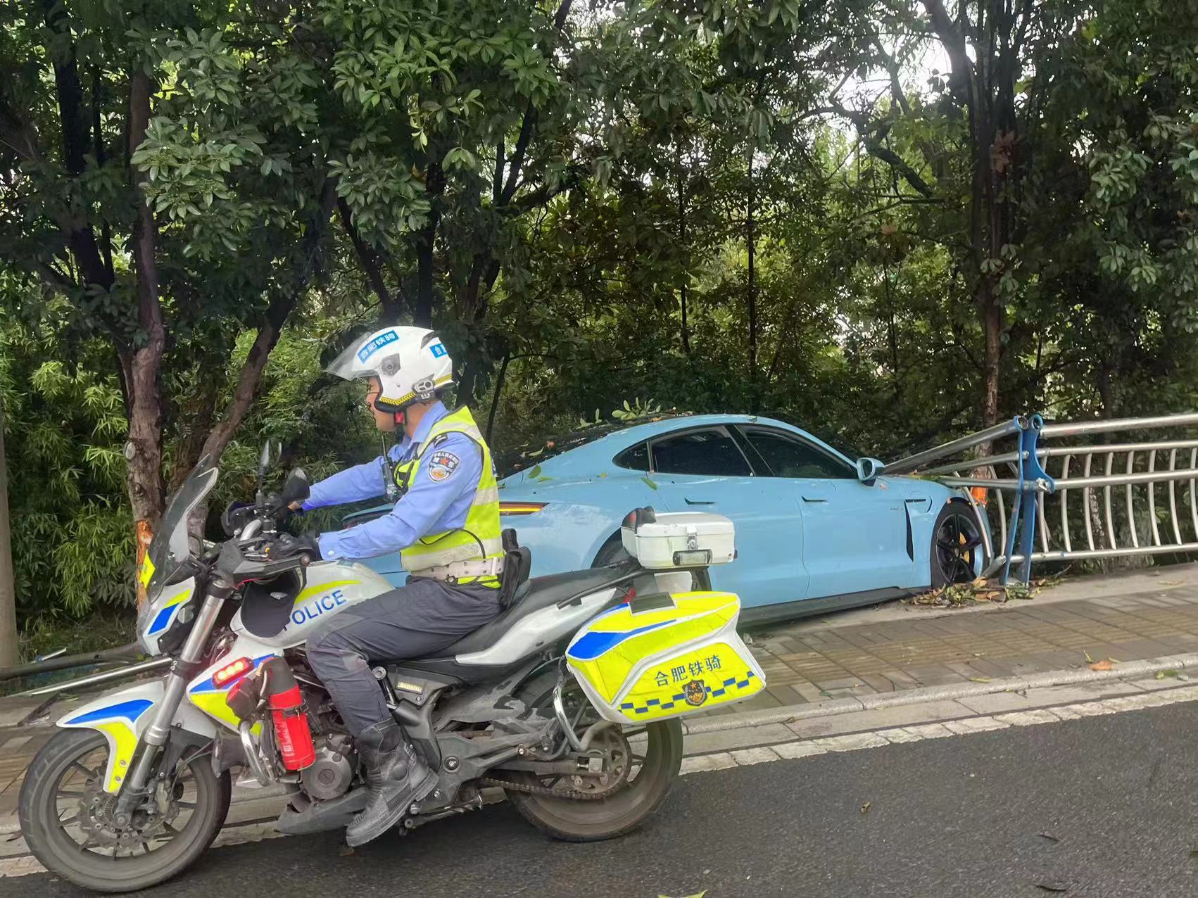 保时捷撞毁护栏绿化树连根雷火电竞平台 雷火电竞拔起 事发合肥琥珀潭附近(图2)