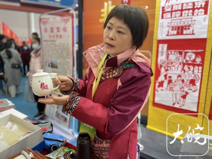 年味渐浓！糖画、剪纸、铝编…… 安徽供销年货大集上非遗“年货”受热捧(图3)