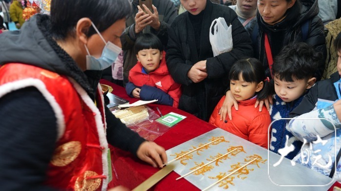 年味渐浓！糖画、剪纸、铝编…… 安徽供销年货大集上非遗“年货”受热捧(图1)