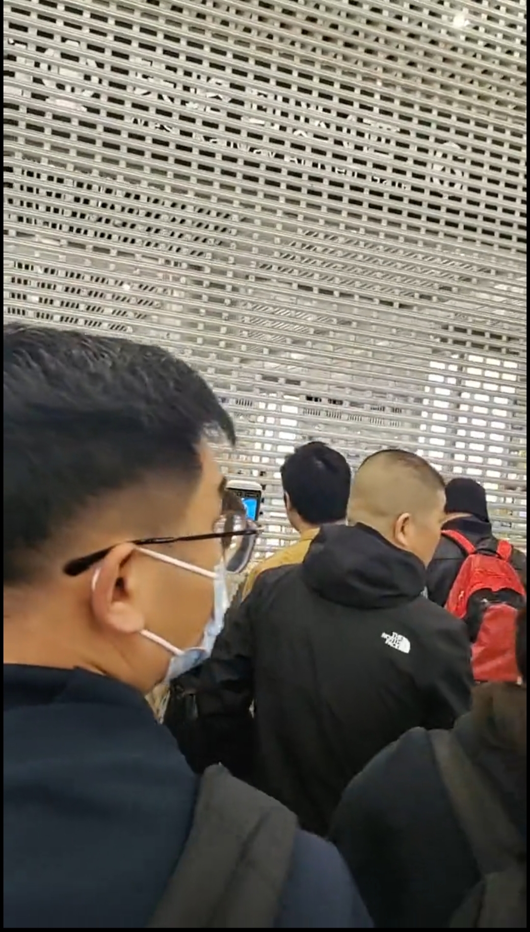 高铁到站了出站卷闸门却紧闭！南京南站回37000gcom威尼斯应：卷闸门故障没有(图2)