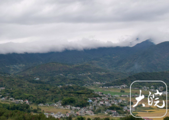 大别山云雾缭绕景色迷人