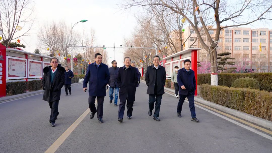 参观红柳林矿业有限公司期间,袁亮院士团队一行参观了公司太阳石影仪