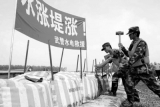 国产“抗洪神器”现身 10分钟竖起6米长防洪水墙