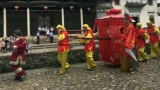 国庆假期 游客在绩溪龙川景区体验民俗抬花轿（图）