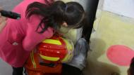 灵璧一6岁女童头卡8公分墙缝中  消防紧急营救