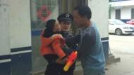 三歲男孩街頭走失  亳州民警化身“奶爸”