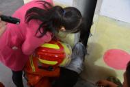 6岁女童头卡墙缝中 消防官兵紧急伸援手将其救出