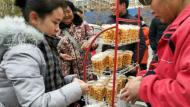 帮助困难小夫妻 亳州市民高价买爆米花（图）