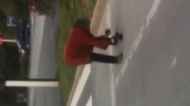 泗县：女子当街捡啤酒瓶碴获点赞