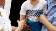父母不在家 2岁男童深夜光脚溜出家门
