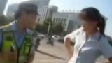 女子交通违法被查  辱骂踢打交警后又大闹派出所