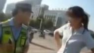 女子交通違法被查  辱罵踢打交警后又大鬧派出所