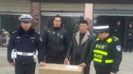 快递小哥遗失价值2000元快件 交警捡到送回