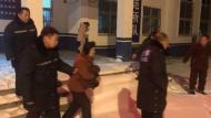 智障女蜷缩雪地 交警为其做饭助她回家