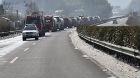 因道路積雪結(jié)冰 150余臺?；愤\輸車高速路上大轉(zhuǎn)移