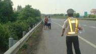 黃山：老漢喝了大量白酒后沖上高速公路