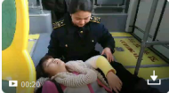 視頻‖合肥一20歲女乘客突暈厥，司機駕公交車送醫