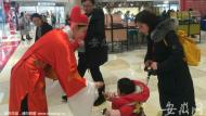 初五“財神”送祝福 市民收到元寶巧克力