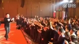 房产公司年会撒钱引百名员工哄抢 多名高管被处理