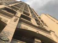 男子耍酒瘋高空拋酒瓶又襲警 東至警方將其刑事拘留