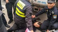 黃山市4名城管隊員巡查時發現小偷 面對對抗將其制服