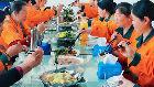合肥：餐館老板自掏腰包 宴請20余名環衛工人