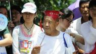 【大考2018】71歲老人戴狀元帽給雙胞胎孫子送考