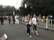 【大考2018】合肥168中考點(diǎn)考生進(jìn)場(chǎng) 家長(zhǎng)站臺(tái)階目送