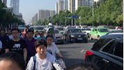 【大考2018】合肥一中門前車流量較大（視頻）