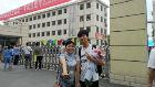 【大考2018】記者客串?dāng)z影師 幫家長和孩子考場合影留念