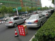 【大考2018】合工大附中考點(diǎn)交警封路 讓送考車臨時(shí)停