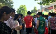 【大考2018】家長自發為考生讓出通道（視頻）