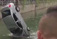 視頻‖宿州一轎車沖進河中 駕駛員遇難
