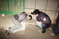 醉汉拦警车求捎带 民警一看竟是逃犯