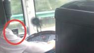 阜陽：司機開車玩手機 乘客拍視頻舉報